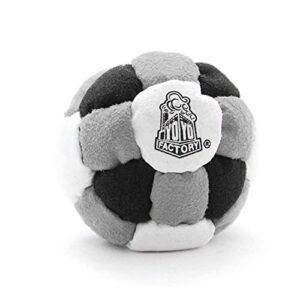 YoYo Factory Footbag in Grau und Schwarz für Freestyle-Fußspiel. Ideal für Anfänger und Profis mit robuster 26-Panel-Konstruktion. Perfekt für Tricks und Übungen.