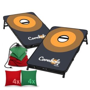 CampFeuer Cornhole Spiel Set mit 2 Boards und 8 Wurfsäckchen in Rot und Grün für Outdoor-Spiele, geeignet für Gartenpartys und Campingausflüge.