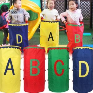 Bunte Kartoffelsack-Rennen-Säcke für Kinder und Erwachsene in einem spielerischen Umfeld, ideal für Gartenpartys und Familienfeiern.