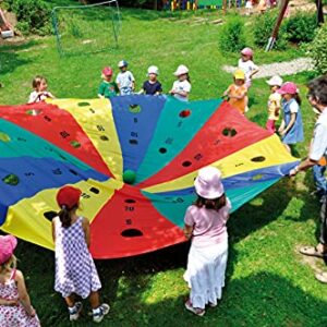 Gruppenspiel mit KL-Toys Schwungtuch Ø 3 m auf einer Wiese, fördert Teamarbeit und Auge-Hand-Koordination bei Kindern.