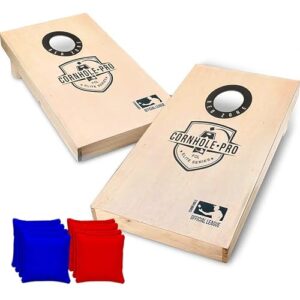 Original Offizielles Cornhole®-Set mit zwei zusammengeklappten Holzbrettern und farblich abgestimmten Stoffsäcken für Outdoor- und Strandspiele.