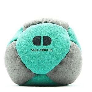 Skill Addicts Footbag in Türkis-Grau, ideal für Freestyle-Jonglieren, aus weichem synthetischen Wildleder gefertigt, mit Lebenslanger Garantie und Hackysack-Aufklebern.