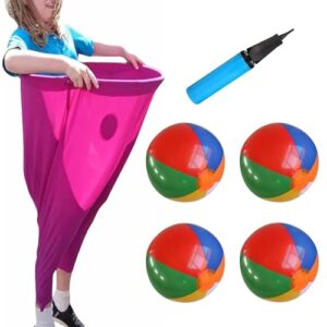 Bild des Granny Pants Spielsets mit weichen Oma-Hosen, die auf einem Rasen liegen. Einige Personen tragen die Oma-Hosen und werfen einen Ball. Das Spiel ist ein lustiges Aktivitatsdesign fur Familienfeiern, Geburtstagsfeiern und andere Anlaesse.