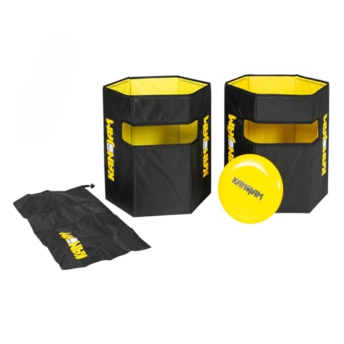 Ein Spiel mit zwei gelben Plastikbechern und einem schwarzen Becher auf einem weißen Hintergrund. Ein schwarzer Beutel liegt neben dem schwarzen Becher.