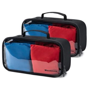 Zwei schwarze Cornhole-Sitzsäcke mit Tragegriffen in einer transparenten PVC-Tasche, ideal für den Transport und die Aufbewahrung von Spielutensilien