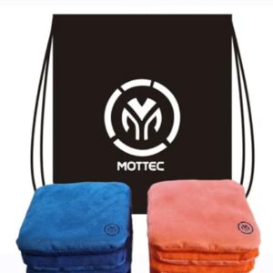 Zwei Cornhole Beutel, ein blauer und ein orangefarbenes, nebeneinander liegend, in der Nähe eines schwarzen Beutels mit dem MOTTEC Logo.