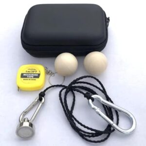 Boule-Spielzubehör und -accessoires, darunter ein starkes Magnet-Heber-Kit und zwei Ziele-Kugeln, alles in einem praktischen Etui mit Reißverschluss.