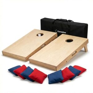 Cornhole-Spielbrett mit zwei Holzbrettern und Spielsteinen auf weißem Hintergrund