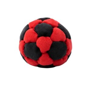 Ein roter Fußball mit einem Muster aus Kreisen auf einer schwarzen Grundfläche. Der Ball ist leicht geneigt und wirft einen Schatten auf seiner linken Seite.