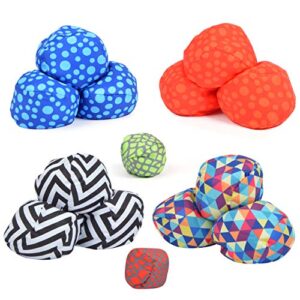 Boules im Farbenmix auf weißem Hintergrund, darunter eine rote Kugel. Ideal für das Familien-Spielen bei der Sommerfreizeit.