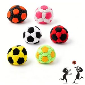 6 farbige Hacky Sacks liegen auf einer Ebene, ein Spieler läuft Richtung Ball. Die Bälle sind rot und gelb und haben alle das Letter H darauf. Es gibt auch eine Zeichnung eines Spielers der einen Fußball wirft. Diese Bilder stammen aus einem Produkt namens Dyiouxin Hacky Sack bälle, welches 6 Fußbälle mit Ultra Suede Material und Sandfüllung beinhaltet. Sie sind für Freestyle Tricks und Gruppenspiele geeignet. Das Produkt ist auch für Teenager und Erwachsene geeignet.