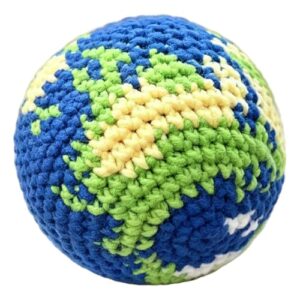 Handgefertigter, gestrickter Hacky-Ball mit bunten Farben und kreativen Designs. Ideal für Outdoor-Sportarten, Gruppenspiele und Freizeitaktivitäten.