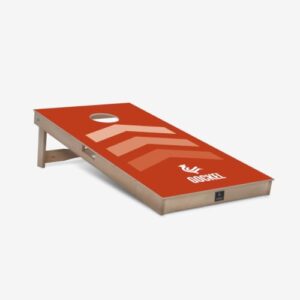 Gockel Original Cornhole Board mit orangefarbenen Pfeilen, 120 x 60 cm. Inklusive 2 x 4 Cornhole Bags aus 100% Birkensperrholz, FSC-zertifiziert und klappbare Beine.